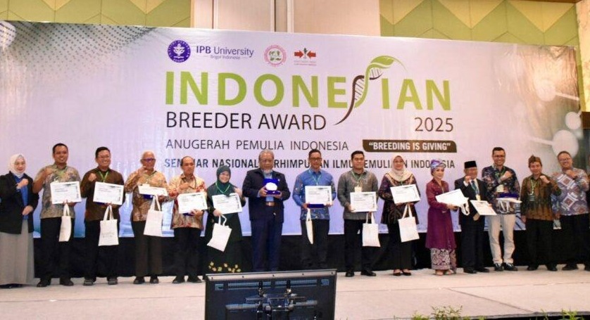 Ketua DPP LDII Rubiyo (keempat dari kiri) meraih penghargaan “Indonesian Breeder Award (IBA) 2025 Kategori Social Impact”. Foto: Istimewa